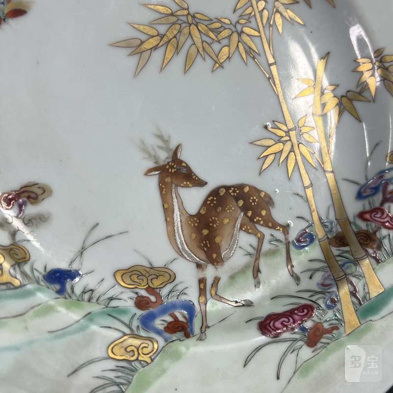 清乾隆 粉彩描金竹鹿灵芝纹盘 - 图3